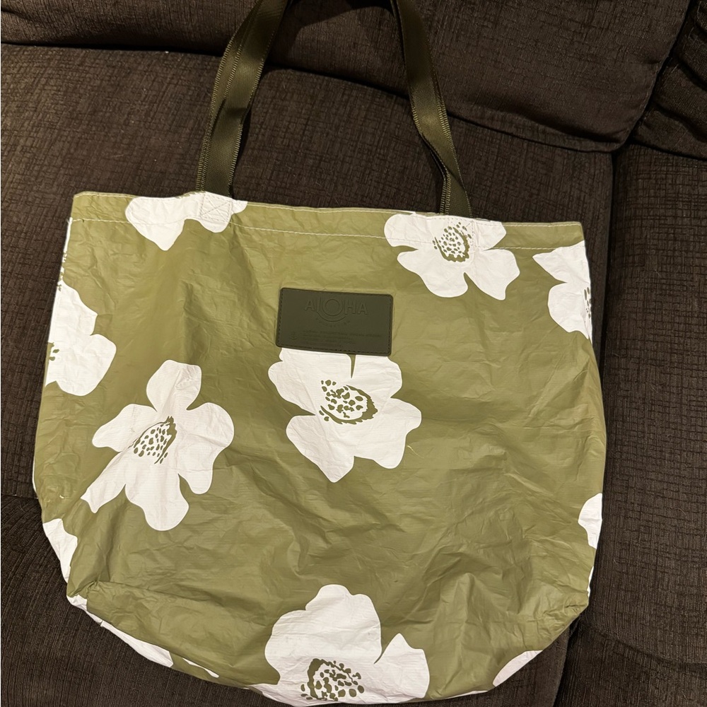 ALOHA Collection Green and White Floral Tote